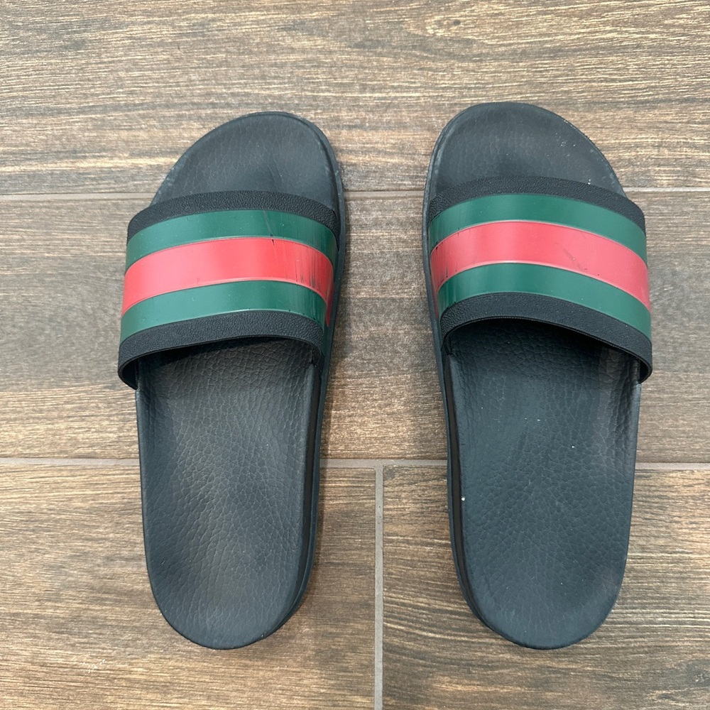 AUTHENTIC GUCCI MEN'S SLIDE SANDAL - size 8

Note the scuff marks on the web